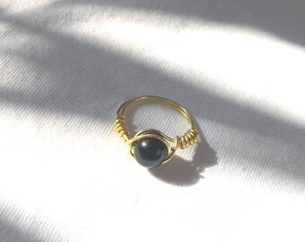 Anillo de alambre con cuentas negras: alambre de oro hecho a mano, joyería delicada y ajustable.