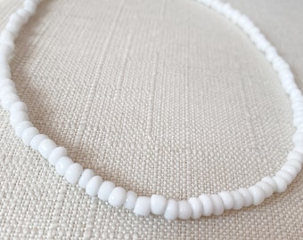 Gargantilha de miçangas brancas: colar delicado de miçangas