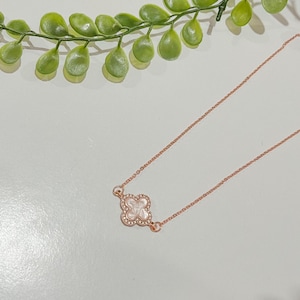 Collier trèfle micro ZC pavée, collier délicat en plaqué or rose, bijoux pavé scintillants, pendentif trèfle porte-bonheur, cadeau pour elle