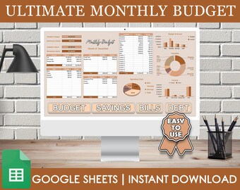 Könnte beinhalten: Ein Computerbildschirm zeigt eine Google Sheets-Tabelle mit einem braunen und beigefarbenen Farbschema. Die Tabelle trägt den Titel "Ultimate Monthly Budget" und enthält Abschnitte für Budget, Ersparnisse, Rechnungen und Schulden. Die Tabelle enthält auch Diagramme und Grafiken, um Ausgaben und Einnahmen zu visualisieren. Der Bildschirm befindet sich auf einem Holztisch mit einer Lampe und Bleistiften in einem Becher.