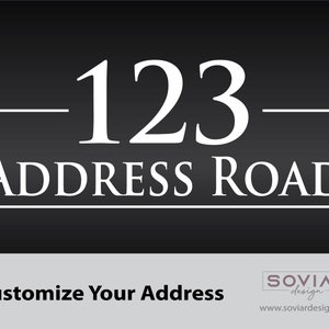 Puede incluir: Un letrero en blanco y negro con el n&uacute;mero 123 y el texto "ADDRESS ROAD" en una fuente simple y moderna. El letrero es personalizable con su propia direcci&oacute;n.