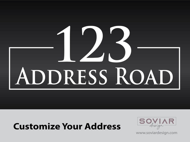Puede incluir: Un letrero en blanco y negro con el n&uacute;mero 123 y el texto "ADDRESS ROAD" en una fuente simple y moderna. El letrero es personalizable con su propia direcci&oacute;n.