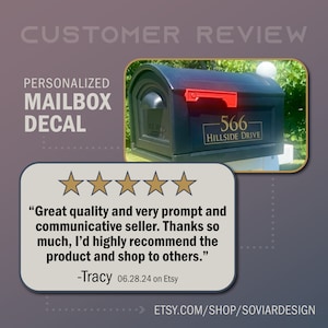 Puede incluir: Una rese&ntilde;a de cinco estrellas de un cliente para una calcoman&iacute;a personalizada para buz&oacute;n. La rese&ntilde;a dice: "Excelente calidad y vendedor muy r&aacute;pido y comunicativo. Muchas gracias, recomiendo altamente el producto y la tienda a otros." -Tracy 06.28.24 en Etsy. La imagen muestra un buz&oacute;n negro con una bandera roja y una calcoman&iacute;a dorada que dice "566 - HILLSIDE DRIVE".