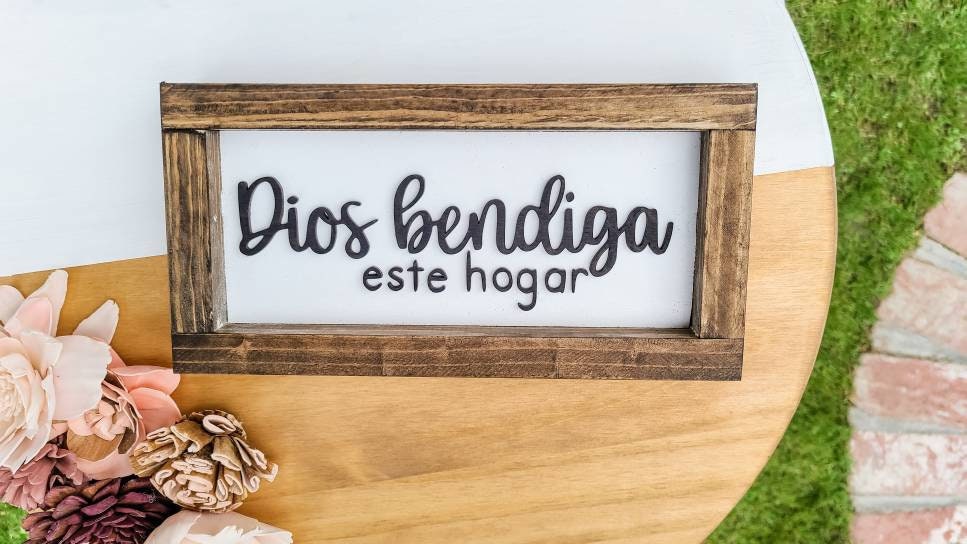 DEXSA Dios Bendiga Este Hogar - Dios bendiga este hogar - Placa de madera inspiradora en español de 6 x 9 pulgadas con caballete y colgador de pared | Fabricado en los