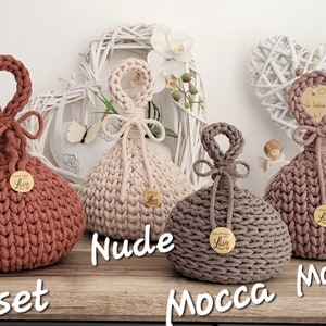 Peut inclure: Quatre  butées de porte en crochet de différentes couleurs : coucher de soleil, nude, moka et mauve. Chaque butée de porte a une poignée en boucle et une petite étiquette en bois avec le mot "Love" dessus.