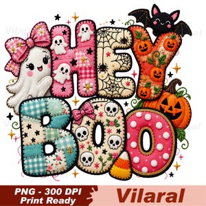 Può includere: Un design grafico digitale con il testo HEY BOO in stile tessuto trapuntato. Le lettere sono decorate con fantasmi, zucche, teschi, un pipistrello, una caramella a forma di mais e fiocchi. Il design presenta colori rosa, blu, arancione e crema.
