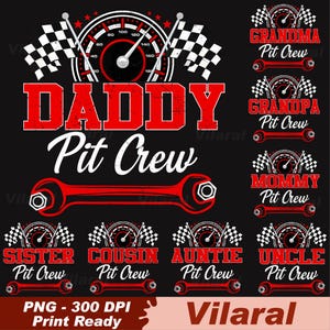 Może przedstawiać: Czarny projekt graficzny z napisem "DADDY Pit Crew" w kolorze czerwonym i białym, z kluczem i prędkościomierzem. Dodatkowe projekty obejmują "Babcia", "Dziadek", "Mama", "Siostra", "Kuzyn/ka", "Ciocia" i "Wujek" Pit Crew.