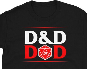 以下が含まれることがあります： 中央に赤い20面ダイスのある「D&D DOD」という赤と白のグラフィックが描かれた黒いTシャツです。
