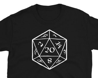 Puede incluir: Camiseta negra con un gráfico de dado de 20 caras blanco. El dado tiene los números 2, 4, 6, 8, 10, 12, 14, 16, 18, 20 impresos en sus caras.