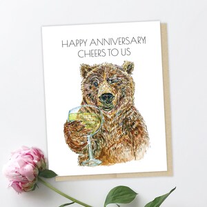 Cheers To Us - Biglietto di auguri per l'anniversario dell'orso Gatsby - 4,25" x 5,5"