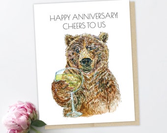 Cheers To Us - Tarjeta de feliz aniversario del oso Gatsby - 4,25" x 5,5"