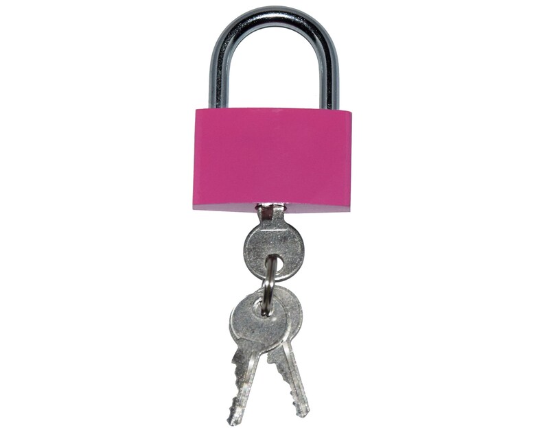 Puede incluir: Un candado rosa con dos llaves plateadas. El candado tiene un grillete plateado y un cuerpo plateado.