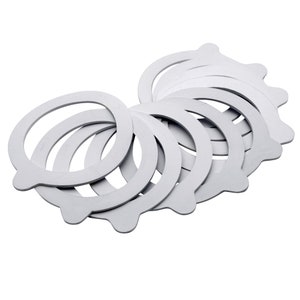 Op de afbeelding: Een set van tien witte siliconen afsluitringen voor potten. De ringen zijn gestapeld en in een gebogen vorm gerangschikt.