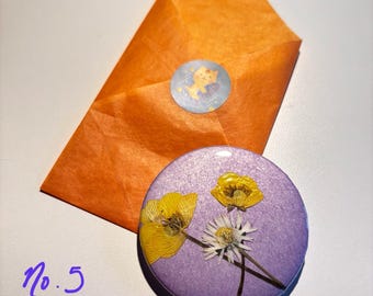 イギリス産の押し花入りボタンバッジ