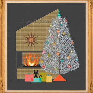 Puede incluir: Un árbol de Navidad plateado con adornos coloridos se encuentra frente a una chimenea con un gato negro y regalos envueltos. La chimenea está en una casa moderna de mediados de siglo con un reloj de sol en la pared. El texto "Atomic Tiki Dine" es visible en la esquina superior izquierda.