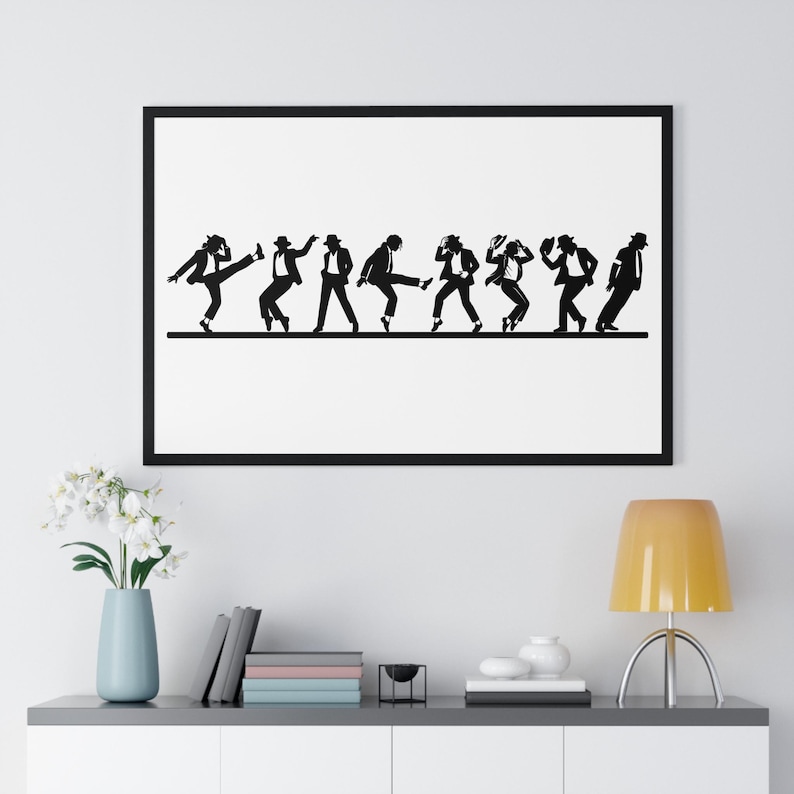 Puede incluir: Impresi&oacute;n enmarcada en blanco y negro que presenta una silueta de una persona en una serie de poses de baile. La persona lleva un traje y un sombrero, realizando una rutina de baile. La impresi&oacute;n se muestra en una pared blanca.