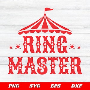 Puede incluir: Diseño de carpa de circo roja con las palabras "RING MASTER" en una fuente decorativa. El diseño incluye estrellas y los tipos de archivo PNG, SVG, EPS y DXF sobre un fondo de vetas de madera blanca.
