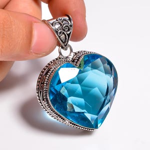 Colgante de topacio azul, colgante hecho a mano en plata de ley 925, colgante único de piedra preciosa azul para collar, colgante de cadena con corte de corazón, para ella/él