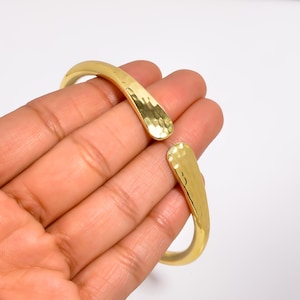 Bracciale rigido in rame martellato: polsino unisex in rame massiccio