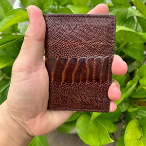Porte-cartes de crédit en cuir marron véritable patte d'autruche / porte-cartes de visite minimaliste / cadeau pour elle lui / porte-cartes fait main