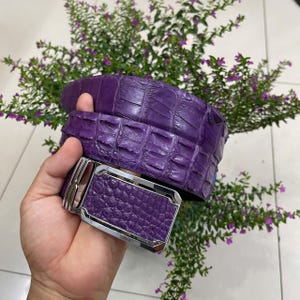Lila HORNBACK-bältesspänne i äkta alligatorläder för män, brett 3,8 cm (1,5 tum), storlekar 34, 36, 38, 40, 42, 44. Lyxigt bältesspänne för män.