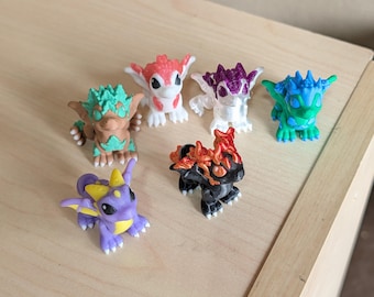 Figuras de fantasía de crías de dragón articuladas en miniatura: juguete sensorial, antiestrés y estimulante impreso en 3D.