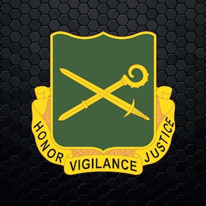 Puede incluir: Un escudo verde con un bastón dorado y dos espadas cruzadas. El escudo está rodeado de un rollo amarillo con las palabras "HONOR", "VIGILANCE" y "JUSTICE" escritas en él.