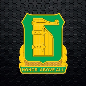 以下が含まれることがあります： 緑と金の盾に、スタイリッシュな金の門と「HONOR ABOVE ALL」という文字が書かれている。