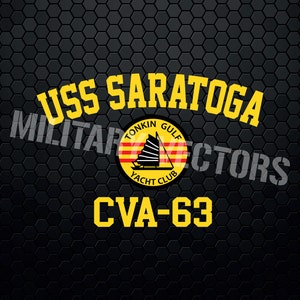 Puede incluir: Diseño gráfico sobre fondo negro con patrón de panal. El diseño presenta el texto "USS SARATOGA" en amarillo, sobre un emblema circular con un velero y las palabras "TONKIN GULF YACHT CLUB". Debajo está "CVA-63".
