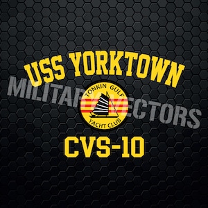Puede incluir: Un logotipo amarillo y negro con el texto "USS YORKTOWN" y "CVS-10". El logotipo también presenta un círculo más pequeño con el texto "Tonkin Gulf Yacht Club" y una imagen estilizada de un barco.