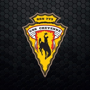 Könnte beinhalten: Ein gelbes und braunes Emblem in Pfeilspitzenform mit einer Silhouette eines Cowboys, der ein sich aufbäumendes Pferd reitet. Das Emblem trägt den Text "USS CHEYENNE" und "SSN 773".