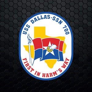 Puede incluir: Un círculo blanco con un borde azul y el texto "USS DALLAS - SSN 700 FIRST IN HARM'S WAY" alrededor del borde. Dentro del círculo hay un contorno amarillo del estado de Texas con una bandera roja, blanca y azul drapeada sobre él. La bandera tiene una estrella blanca y un círculo azul con una estrella blanca dentro.