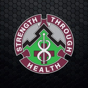 Puede incluir: Un emblema circular de color granate y verde con un borde blanco. El emblema presenta una cadena montañosa estilizada con un caduceo y una cruz en el centro. El texto "STRENGTH THROUGH HEALTH" está escrito alrededor del emblema.