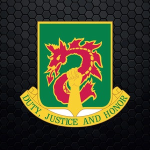 以下が含まれることがあります： 赤いドラゴンと「義務、正義、名誉」の文字が書かれた緑と金の軍隊の部隊章です。