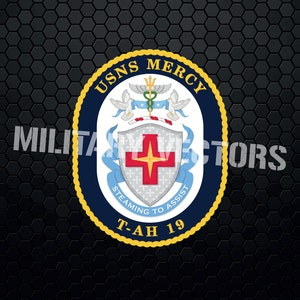 Puede incluir: Un emblema circular azul y dorado con el texto "USNS MERCY T-AH 19" y las palabras "STEAMING TO ASSIST" alrededor de una cruz roja con una estrella en el centro.