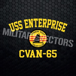 Puede incluir: Un logotipo amarillo y negro con el texto "USS ENTERPRISE CVAN-65" y un círculo más pequeño con el texto "Tonkin Gulf Yacht Club" y un barco amarillo con una bandera roja y blanca.