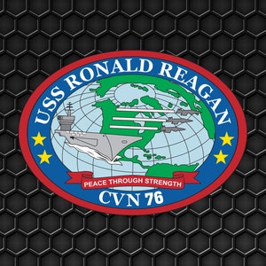 Puede incluir: Un emblema ovalado azul y rojo con una estrella blanca a cada lado. El emblema presenta un globo terráqueo con una masa terrestre verde y un portaaviones gris. El texto "USS RONALD REAGAN" está escrito alrededor del globo. El texto "PEACE THROUGH STRENGTH" está escrito en una cinta roja debajo del globo. El texto "CVN 76" está escrito debajo de la cinta.