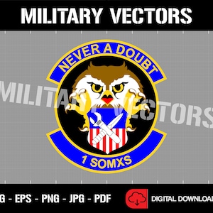 Può includere: Una toppa militare blu e gialla con un gufo mascotte e il testo "Never a Doubt" e "1 SOMXS".
