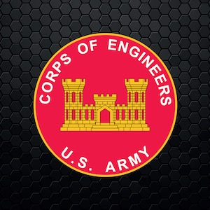 Könnte beinhalten: Ein rotes und goldenes kreisförmiges Emblem mit den Worten "Corps of Engineers U.S. Army" am Rand. Die Mitte des Emblems zeigt eine goldene Burg mit drei Türmen.