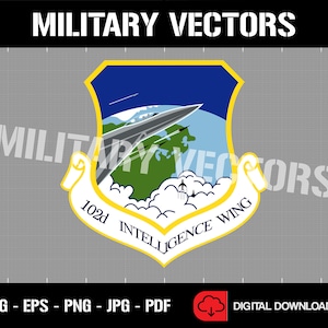 Op de afbeelding: Een blauw en geel schild met een wit vliegtuig dat over een groene en blauwe wereld vliegt. Het schild heeft een gele banner met de tekst "102d Intelligence Wing".