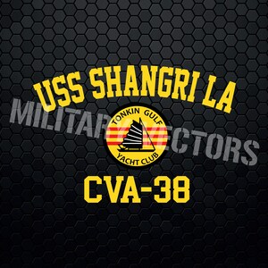 Puede incluir: Un logotipo amarillo y negro con el texto "USS SHANGRI LA" y "CVA-38". El logotipo también presenta un círculo más pequeño con el texto "Tonkin Gulf Yacht Club" y una imagen estilizada de un barco.
