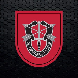 Puede incluir: Un parche rojo con un emblema negro y plateado. El emblema presenta una daga alada con dos flechas cruzadas detrás de ella. El texto "DE OPPRESSO LIBER" está escrito alrededor del emblema.