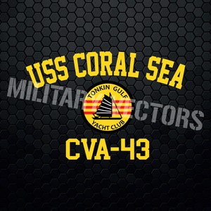 Puede incluir: Un gráfico amarillo y negro con el texto "USS CORAL SEA" y "CVA-43". Un emblema circular con fondo amarillo y texto negro dice "Tonkin Gulf Yacht Club".