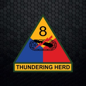 Puede incluir: Un triángulo amarillo con borde verde y el número 8 en el centro. El triángulo está dividido en cuatro secciones: azul, rojo, amarillo y verde. La sección azul tiene un cañón negro con un rayo rojo. La sección roja tiene una cadena negra. La sección amarilla tiene el texto "THUNDERING HERD".