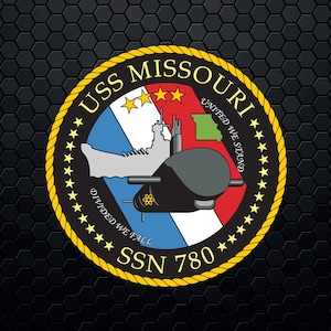 Pode incluir: Um emblema circular amarelo e preto com o texto "USS MISSOURI SSN 780" e uma representação de um submarino e um encouraçado. O emblema também inclui o texto "United We Stand, Divided We Fall" e quatro estrelas.