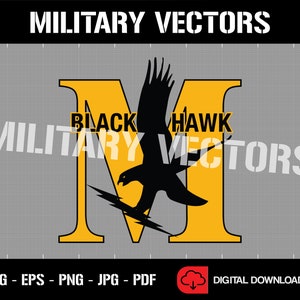Può includere: Un download digitale di una grafica vettoriale con una silhouette nera di un falco che vola sopra una lettera M gialla. Il testo "BLACK HAWK" è scritto sopra il falco e il testo "MILITARY VECTORS" è scritto sotto il falco.