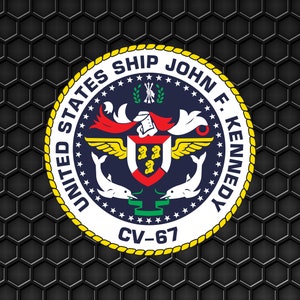 Può includere: Un cerchio bianco con uno sfondo blu e un bordo di corda dorata. Il cerchio contiene uno stemma con uno scudo rosso, bianco e blu, due delfini bianchi e il testo "UNITED STATES SHIP JOHN F. KENNEDY CV-67".