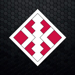 Op de afbeelding: Een witte ruitvormige afbeelding met een rood geometrisch patroon erin. Het patroon bestaat uit vierkanten en rechthoeken.