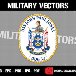 Może przedstawiać: Okrągły emblemat z obramowaniem ze złotej liny i tekstem "USS JOHN PAUL JONES" w białym kole. Wewnątrz koła znajduje się tarcza z niebieską kotwicą i skrzyżowanymi mieczami. Tarcza jest flankowana przez dwie amerykańskie flagi. Tekst "IN HARM'S WAY" znajduje się pod tarczą, a tekst "DDG 53" pod nim.
