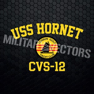 Puede incluir: Un gráfico negro y amarillo con el texto "USS HORNET" y "CVS-12". Un emblema circular presenta un barco amarillo con una bandera roja y amarilla, y el texto "Tonkin Gulf Yacht Club".